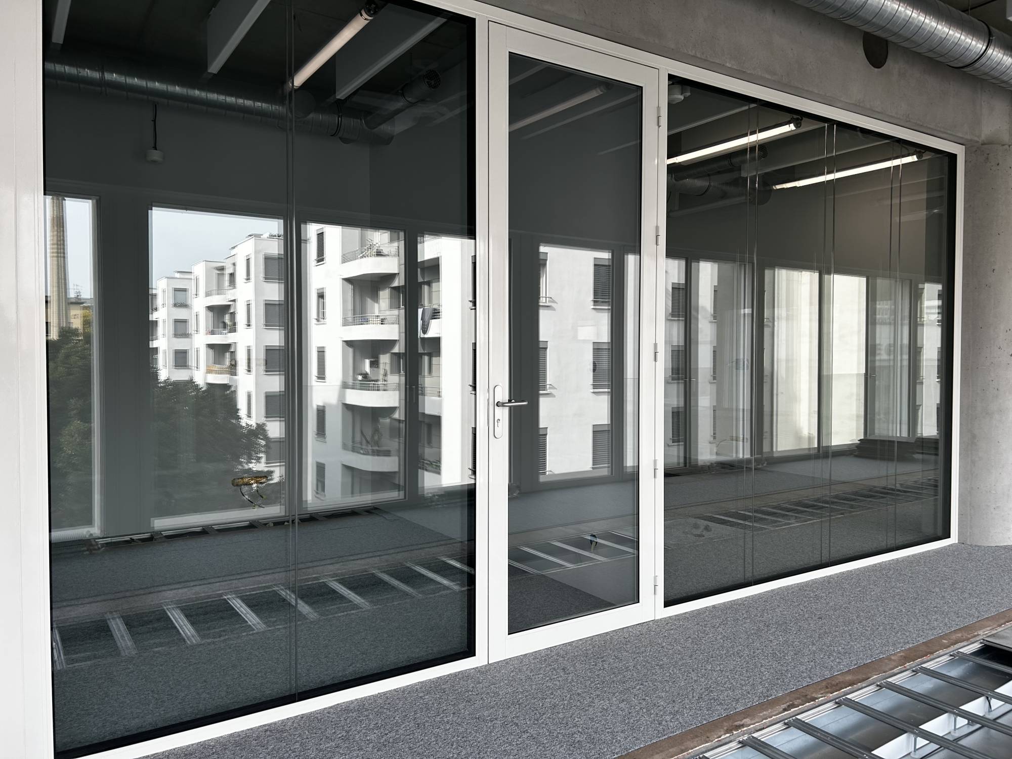 Installation d'espaces de travail pour la société Les Eclaireurs à Confluence