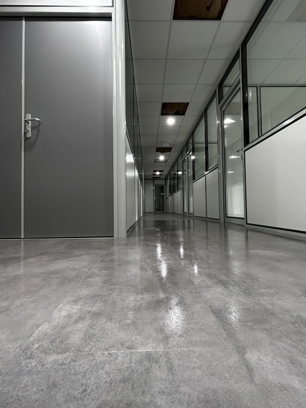 Fabrication et installation de cloisons amovibles pour un plateau de 400 m2 à Mâcon