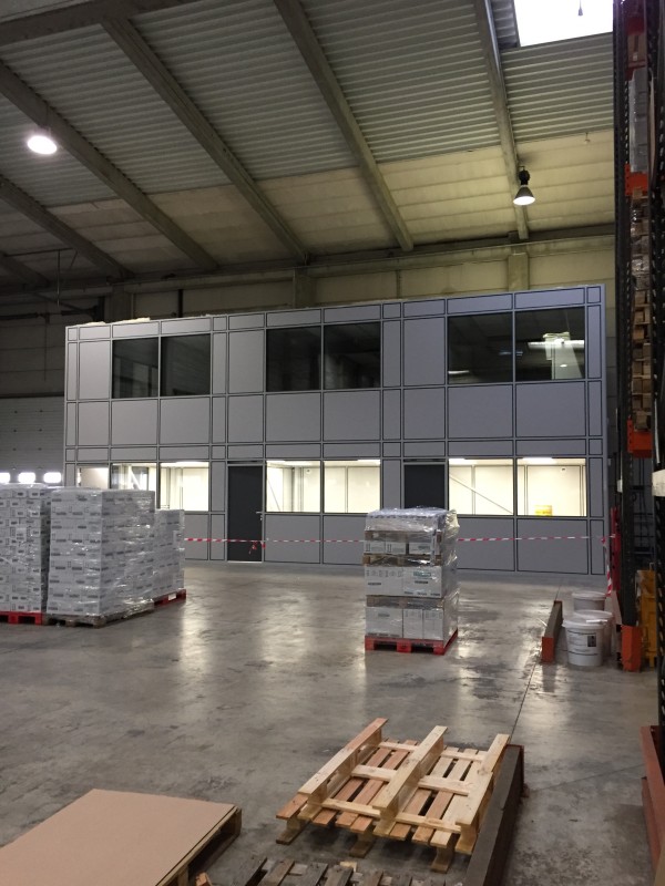 Installation de cloisons amovibles dans la zone industrielle de Reyrieux