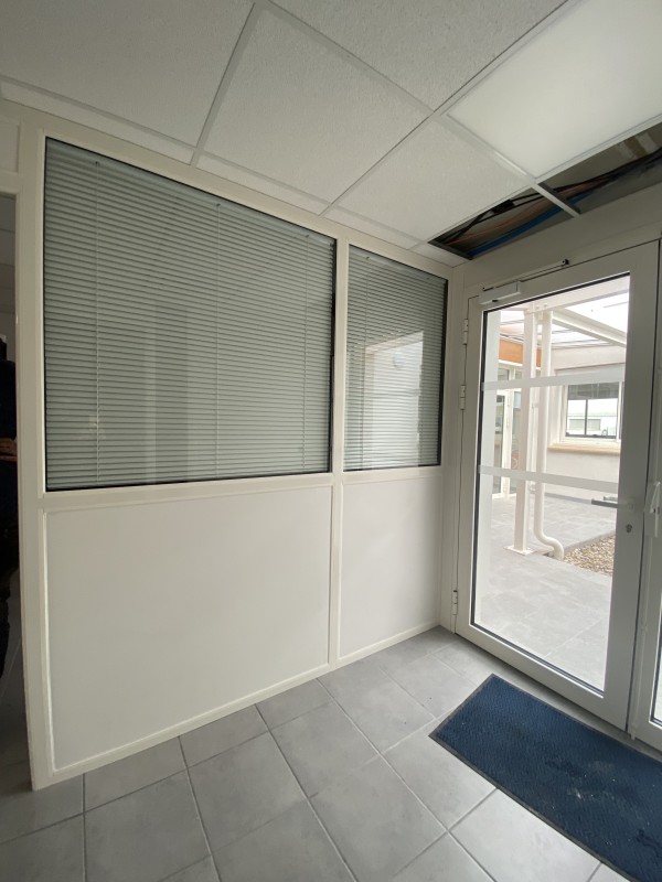 Mise en place de cloisons semi vitrée pour un espace de formation à Villefranche-sur-Saône