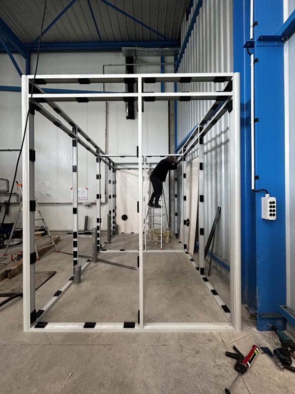 Installation de cabine pleine toute hauteur pour des sanitaires à Champagnole