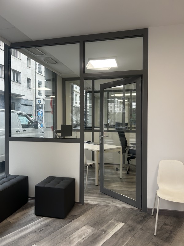 Pose de cloison amovible en aluminium sur mesure pour bureau à Lyon : PMC Cloison fabricant et spécialiste de la cloison en aluminium